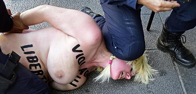 Topless de una activista de FEMEN contra la “Ley mordaza”, ante Jorge Fernández Díaz