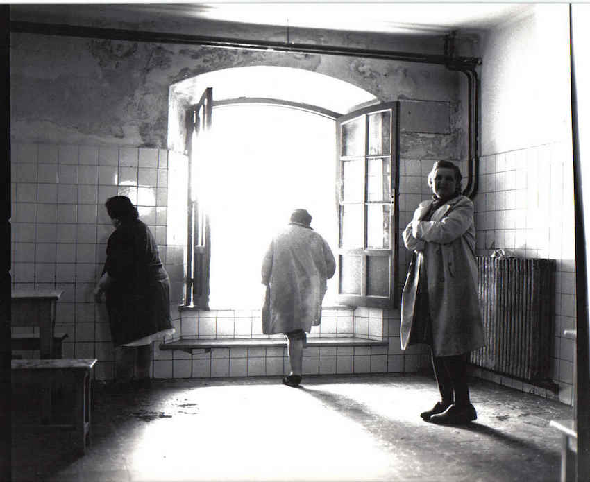 Imagen de Carlos Osorio, sobre el psiquiátrico de la Cerrada de Mujeres de Oviedo (1975).