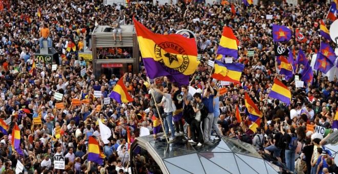 Cientos de banderas republicanas durante las protestas tras la abdicación de Juan Carlos I, en Madrid.
