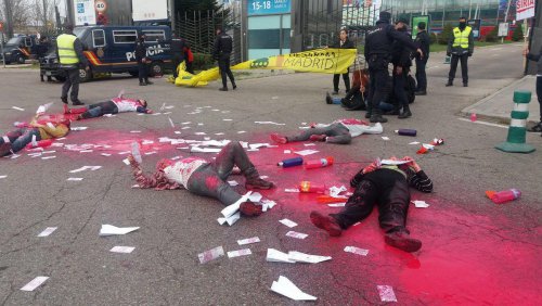 Multas de más de 11.000 euros a activistas de Desarma Madrid por protestar pacíficamente contra la venta de armas