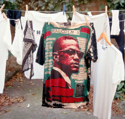 Lyle Ashton Harris. Malcolm X T-shirt. Imagen incluida en Ektachrome Archives. Vídeo de tres canales en alta definición.