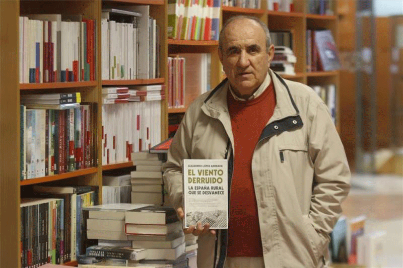 El escritor cordobés Alejandro López Andrada (Villanueva del Duque, 1957). 