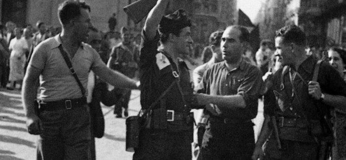 Joan García Oliver junto a Buenaventura Durruti y otros compañeros anarquistas celebran el éxito de la CNT-FAI en el aplastamiento del golpe de Estado fascista en Barcelona del 17, 18 y 19 de julio de 1936.