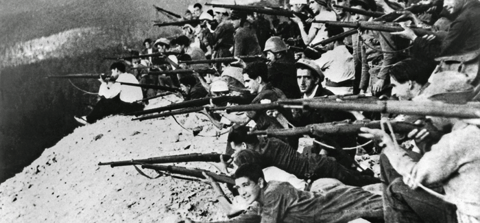 Un grupo de milicianos se asoma a un terraplén en el frente de Navacerrada (Madrid), a finales de julio 1936. EFE/ARCHIVO DÍAZ CASARIEGO.
