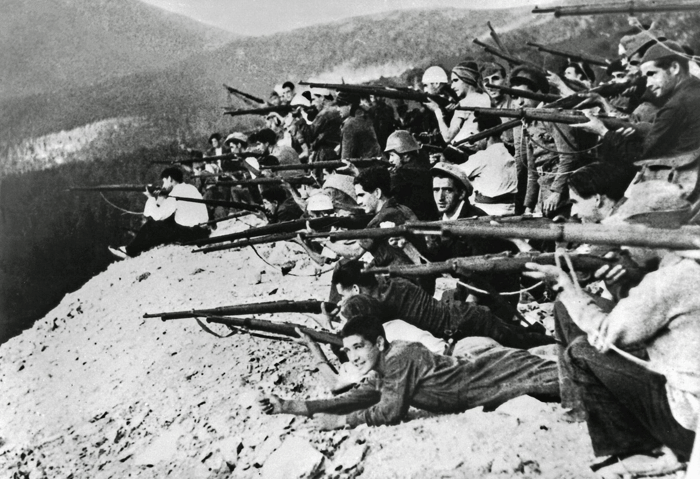 Un grupo de milicianos se asoma a un terraplén en el frente de Navacerrada (Madrid), a finales de julio 1936. EFE/ARCHIVO DÍAZ CASARIEGO.