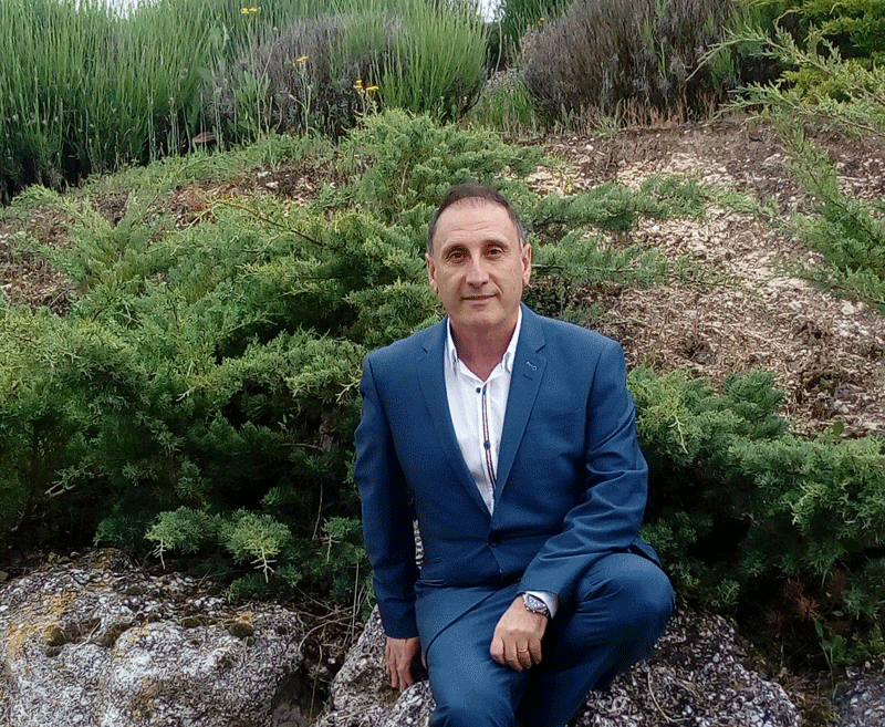 El escritor Tomás Arranz Sanz, autor de la novela 'Los muchos'.