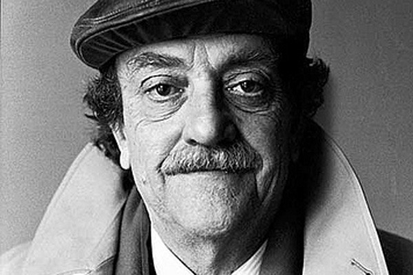  Kurt Vonnegut (Indianápolis, Indiana, 11 de noviembre de 1922-Nueva York, 11 de abril de 2007) escritor estadounidense, autor de 'Cronomoto'.