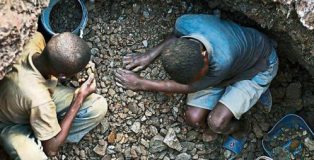 Un grupo de niños trabaja en una mina a cielo abierto en Lubumbashi (República Democrática del Congo) Per-Anders Pettersson / Getty.