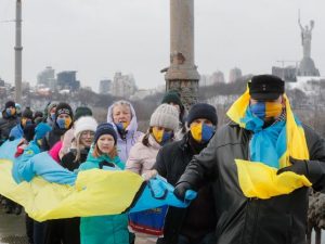 Ucranianos forman una cadena simbólica para celebrar el aniversario de la unificación del país. (EFE/EPA/Dolzhenko).