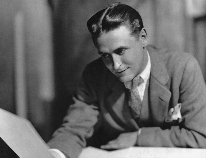 F. Scott Fitzgerald ha perfilado a sus personajes, y el toque especial de El gran Gatsby viene dado por el joven Nick Carraway, que hace las veces de narrador de la historia a pesar de no ser el protagonista. A través de su punto de vista introducirá a los personajes, y convierte a los lectores en confidentes y cómplices de sus pensamientos y opiniones ya que, como él mismo asegura se reserva sus opiniones y sólo las comparte con el lector, de forma íntima y subjetiva. Además, él es el nexo de unión entre Gatsby, protagonista absoluto, y el resto de personajes. 