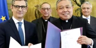 Firma del ministro de la Presidencia, Félix Bolaños, y el arzobispo Bernardito Azúa.