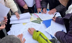 Vecinas de Barrios y Pueblos de Madrid entregan reclamaciones por el estado crítico de la sanidad pública madrileña.