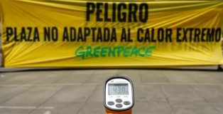 "¡Peligro! Plaza no adaptada al calor extremo": con este mensaje activistas de Greenpeace informaron, el pasado 10 de julio, a las personas que pasaban por la plaza Felipe II de Madrid de que esta es una zona de riesgo ante el calor extremo.